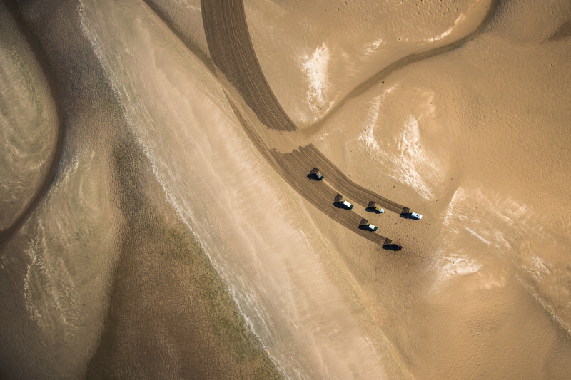 Illustration for article titled A Gigantic Sand Drawing Is How Land Rover Said Farewell To The Defender